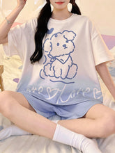 Pijama con diseño de perro pequeño degradado, consta de camiseta de manga corta y pantalón corto.